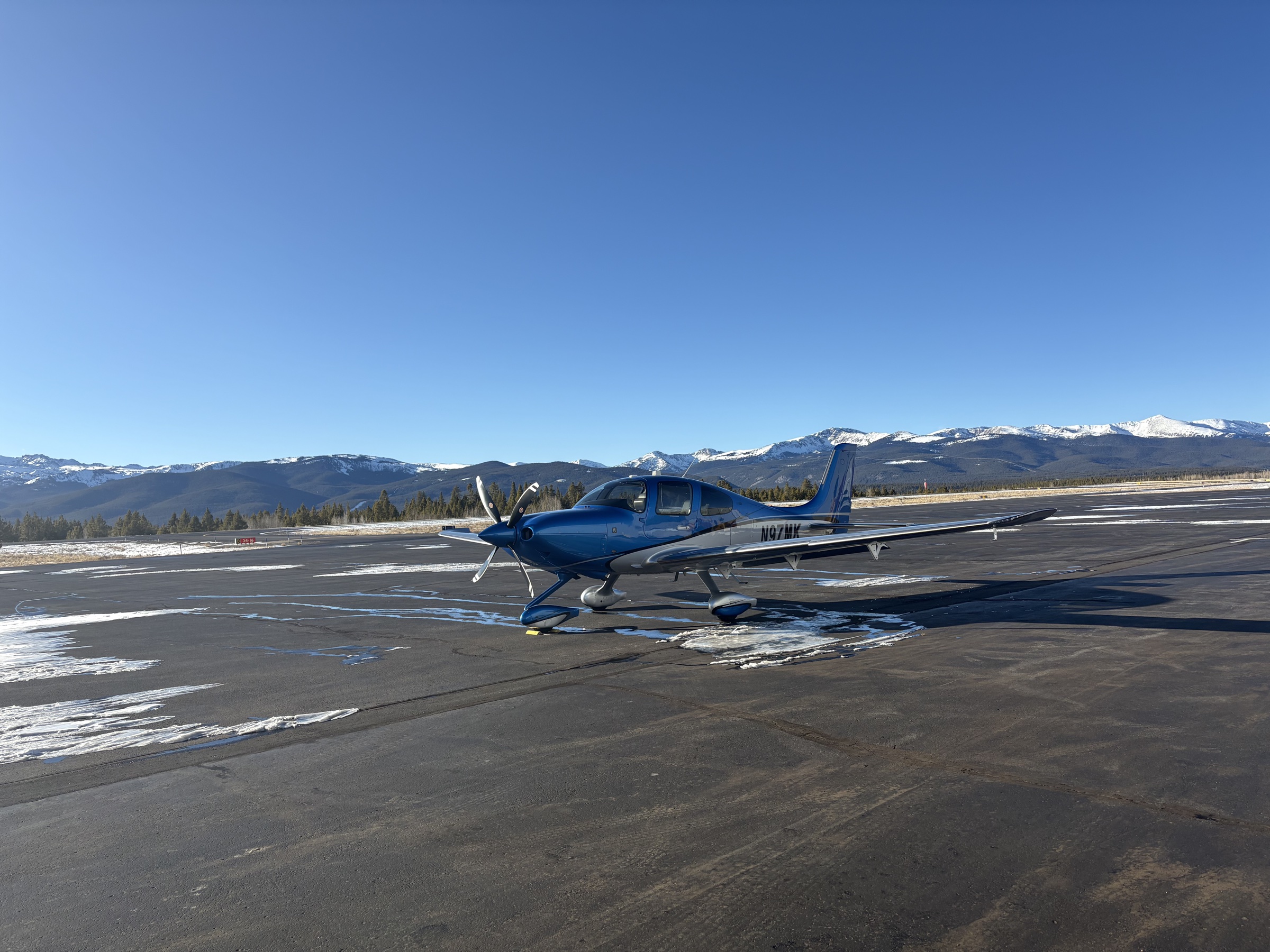 Cirrus on a snowy ramp with mountains behind